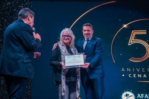 “Amigos para siempre”: AFADHYA entregó a Publitec una placa-homenaje por sus 60 años de trayectoria